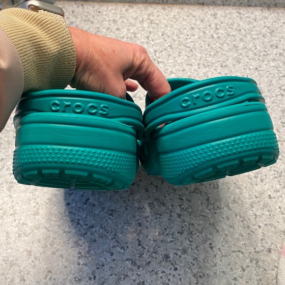 Men’s Size 12 Green Crocs - Picture 2 of 3